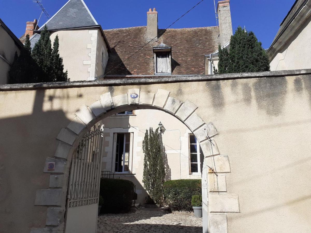 Le Logis De Saint Cyr Aparthotel Исудун Екстериор снимка