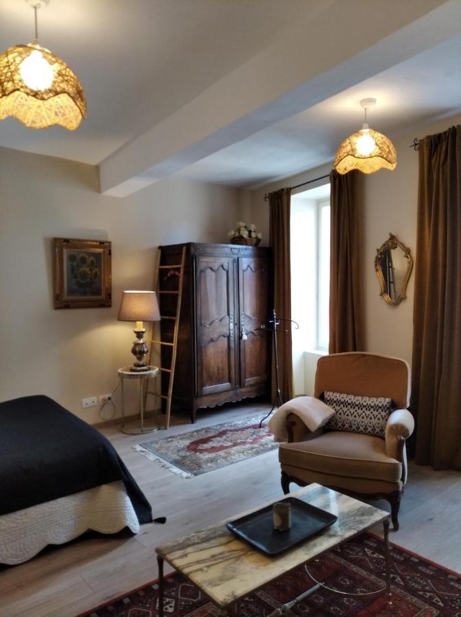Le Logis De Saint Cyr Aparthotel Исудун Екстериор снимка