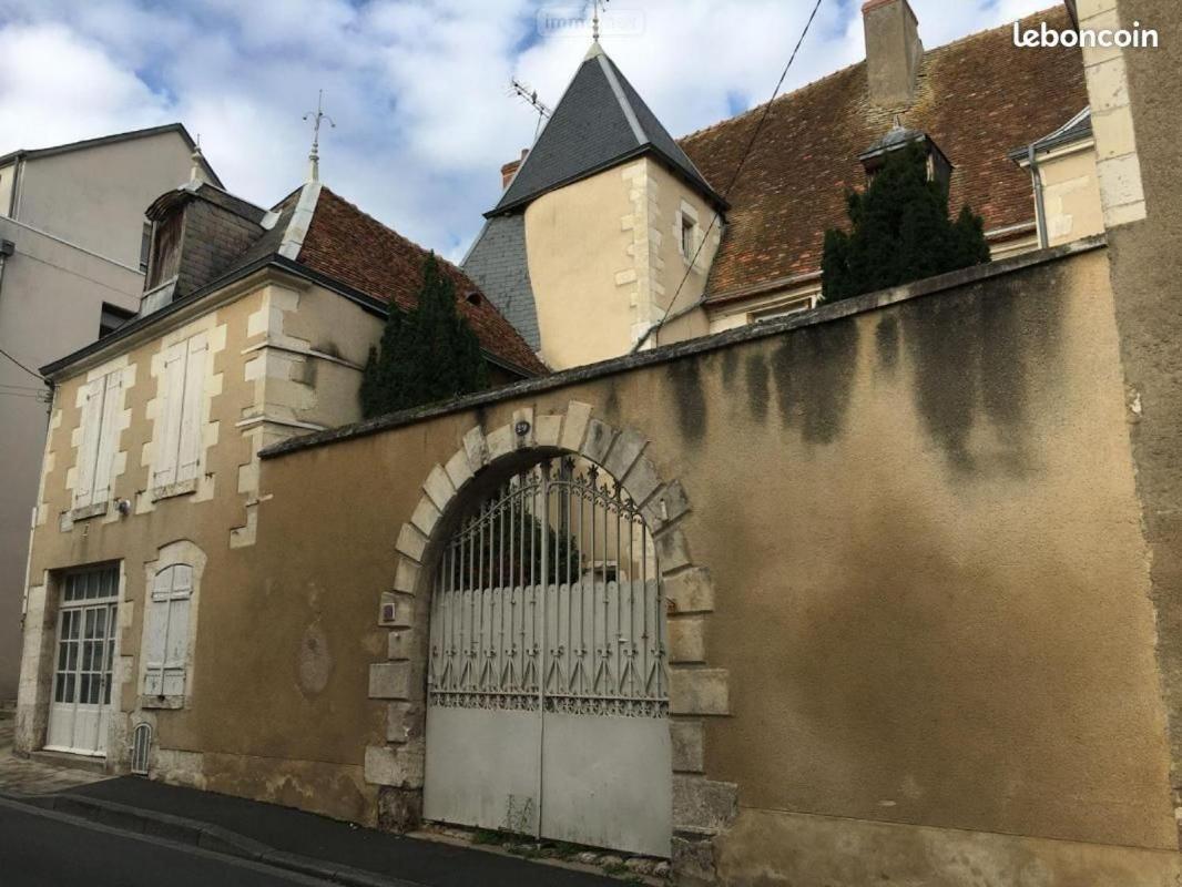 Le Logis De Saint Cyr Aparthotel Исудун Екстериор снимка