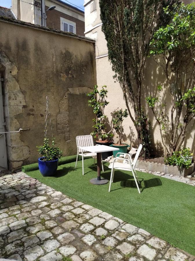 Le Logis De Saint Cyr Aparthotel Исудун Екстериор снимка