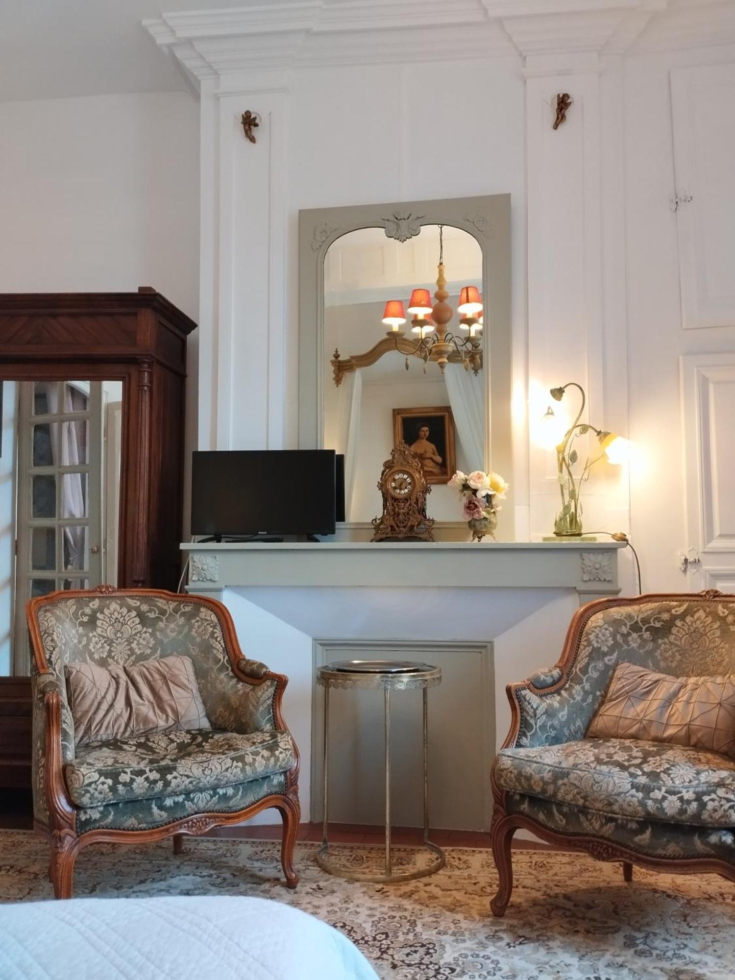 Le Logis De Saint Cyr Aparthotel Исудун Екстериор снимка