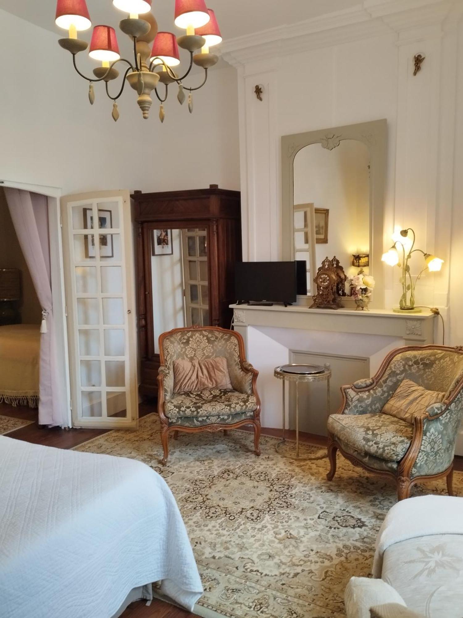 Le Logis De Saint Cyr Aparthotel Исудун Екстериор снимка
